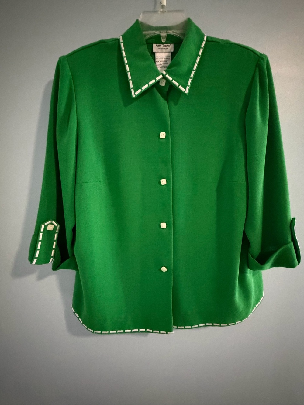 Green women’s blazer, three-quarter sleeves, size L, with shoulder pads